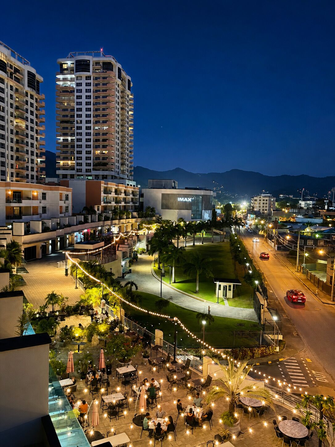 Un hôtel doté d’une terrasse, d’un parking et offrant une vue sur le paysage urbain la nuit.