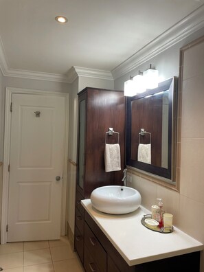 Dusche, Haartrockner, Handtücher, Seife