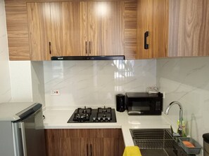Kühlschrank, Mikrowelle, Herdplatte, Wasserkocher