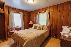 WiFi, bed sheets - Perfect 2-bedroom cabin at Missing Hill Resort on Kentucky Lake in New Concord (New Concord)