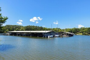 Marina - Perfect 2-bedroom cabin at Missing Hill Resort on Kentucky Lake in New Concord (New Concord)