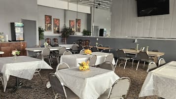 Déjeuner complet gratuit tous les jours