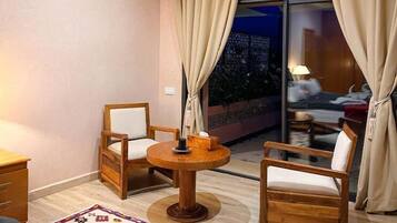 Suite, Balcony, Pool View | Interior