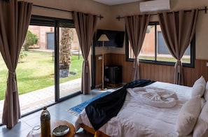 Suite, vue piscine | Wi-Fi gratuit