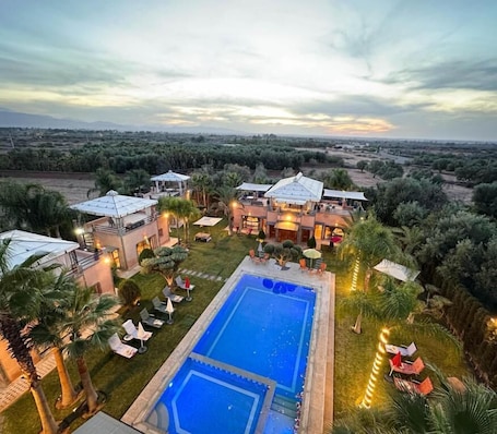 Una piscina al aire libre. Atlas Front