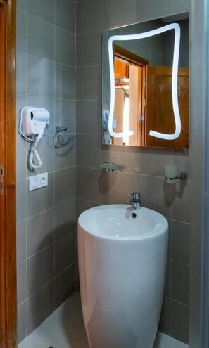 Suite junior, balcón, vistas a la montaña | Baño | Ducha, secador de pelo y toallas