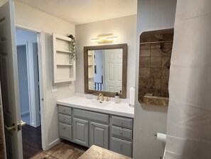 Regadera, secadora de cabello, toallas, jabón 