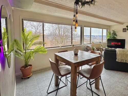 🌃🌳Wooded City View Condo