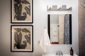 Secadora de cabello, toallas, jabón, papel de baño 