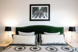 Tabla de planchar con plancha, wifi y ropa de cama 