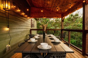 Outdoor dining - Cozy 3-bedroom cabin with NEW Fire Pit+Creek+Hot Tub+Game Room+Trolly Stop (Gatlinburg)