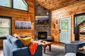 TV, fireplace - Cozy 3-bedroom cabin with NEW Fire Pit+Creek+Hot Tub+Game Room+Trolly Stop (Gatlinburg)