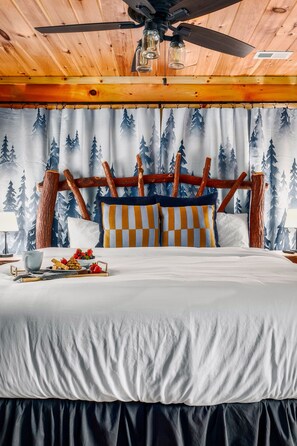 3 bedrooms, iron/ironing board, free WiFi, bed sheets - Cozy 3-bedroom cabin with NEW Fire Pit+Creek+Hot Tub+Game Room+Trolly Stop (Gatlinburg)