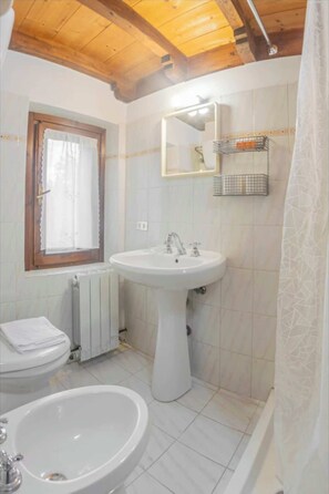 Douche, sèche-cheveux, serviettes fournies, savon