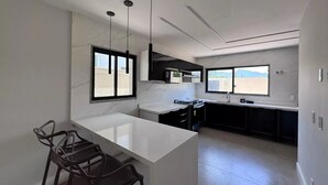 Private kitchen - Excellent house with the comfort of a gated community in Recreio. (Rio de Janeiro)