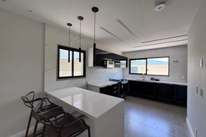 Private kitchen - Excellent house with the comfort of a gated community in Recreio. (Rio de Janeiro)