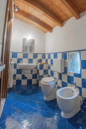 Doccia, asciugacapelli, bidet, asciugamani