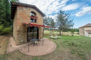 Outdoor dining - Romantic Barn in the Heart of Umbria - Intimate Refuge with Pool and Nature (Poggio delle Corti)