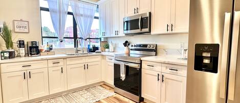 ثلاجة، ميكروويف، فرن، موقد طهي مسطح