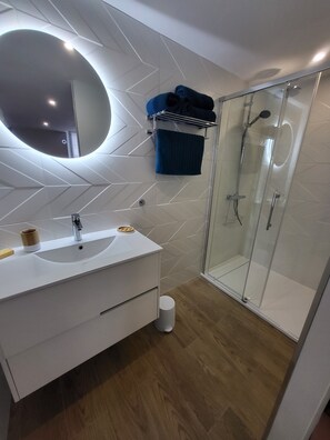 シャワー、ヘアドライヤー、タオル、石鹸