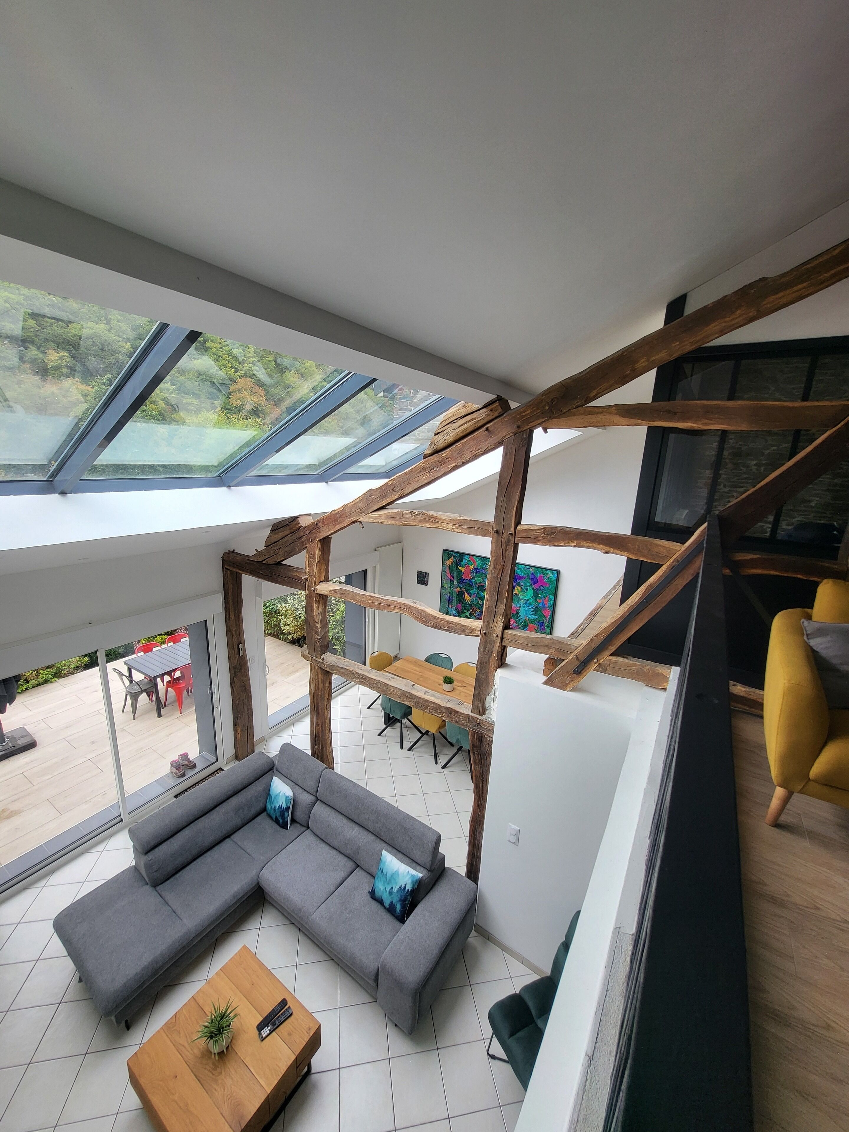 Televisión, chimenea y libros 