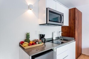 Microwave, coffee/tea maker, cookware/dishes/utensils - C107 CPL, Relaxing Studio Garden Pool (Tulum)