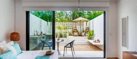 مكواة/لوح كي وخدمة الإنترنت وملاءات أسرّة