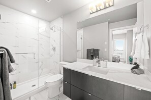 Assecador de cabells, tovalloles, sabó i xampú 