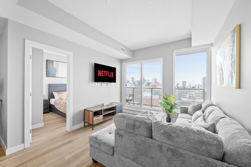 Luxury 2bdrm king bed Suite city views/ UG parking free wifi