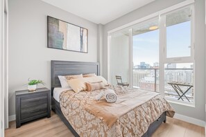 2 dormitoris, planxa i posts de planxar i un bressol de viatge 