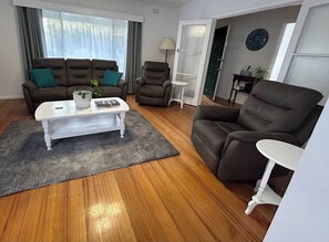 TV - Pet Friendly, Cosy home in central location! (Cowes)