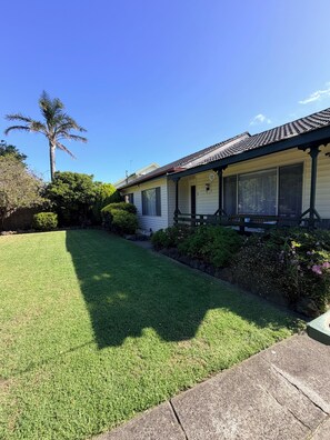 Exterior - Pet Friendly, Cosy home in central location! (Cowes)