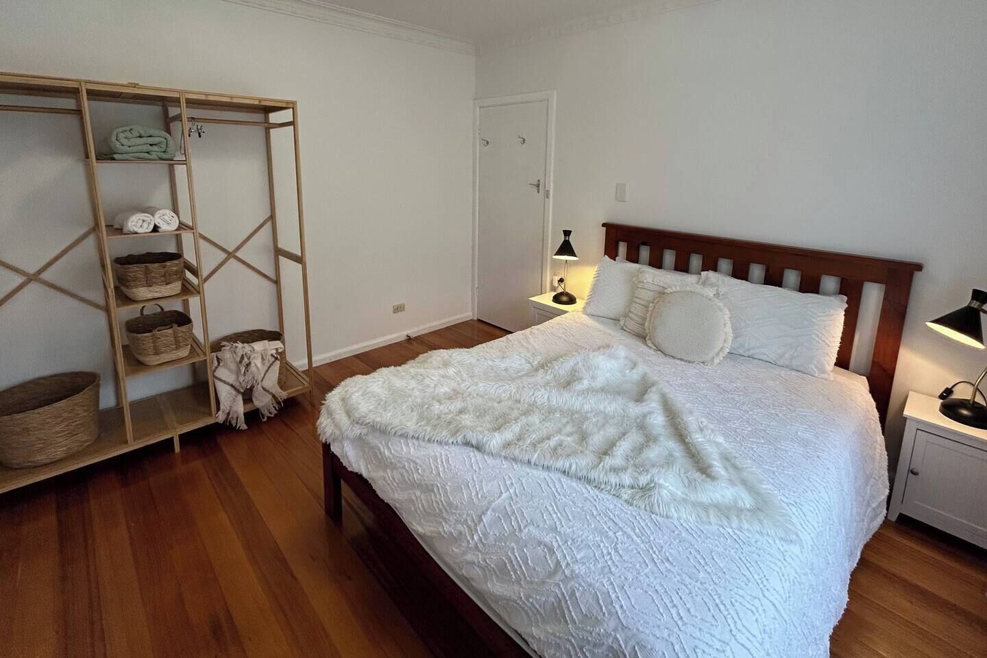 3 slaapkamers, een strijkplank/strijkijzer, gratis wifi, beddengoed