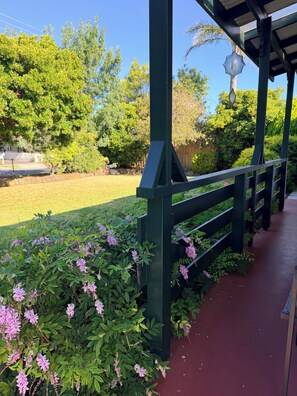 Property grounds - Pet Friendly, Cosy home in central location! (Cowes)