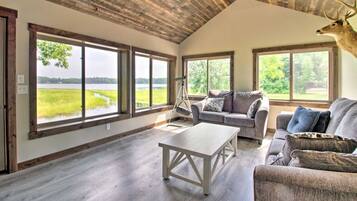 Télévision, jeux vidéo, lecteur de DVD, table de tennis de table