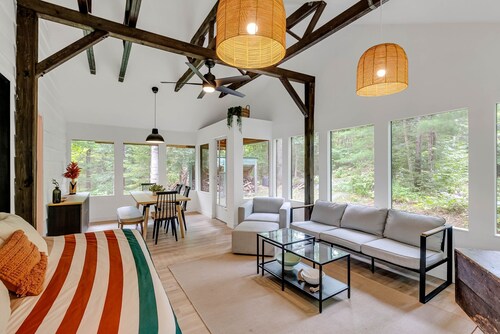 Lakefront Cottage with Huge Yard & Sunroom - 35min From Ottawa