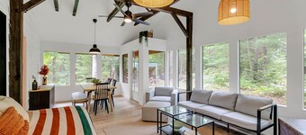 Lakefront Cottage with Huge Yard & Sunroom - 35min From Ottawa
