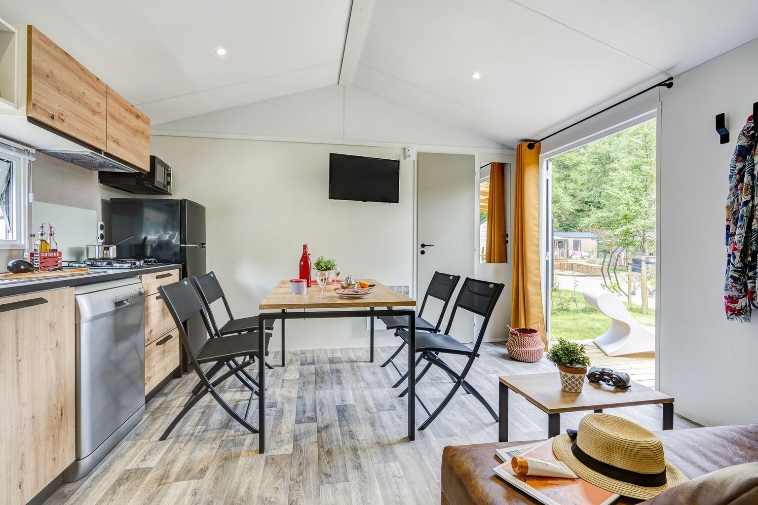 Een koelkast, een microgolfoven, een vaatwasser