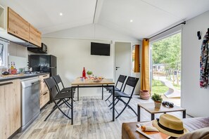 Réfrigérateur, micro-ondes, lave-vaisselle, cafetière/bouilloire