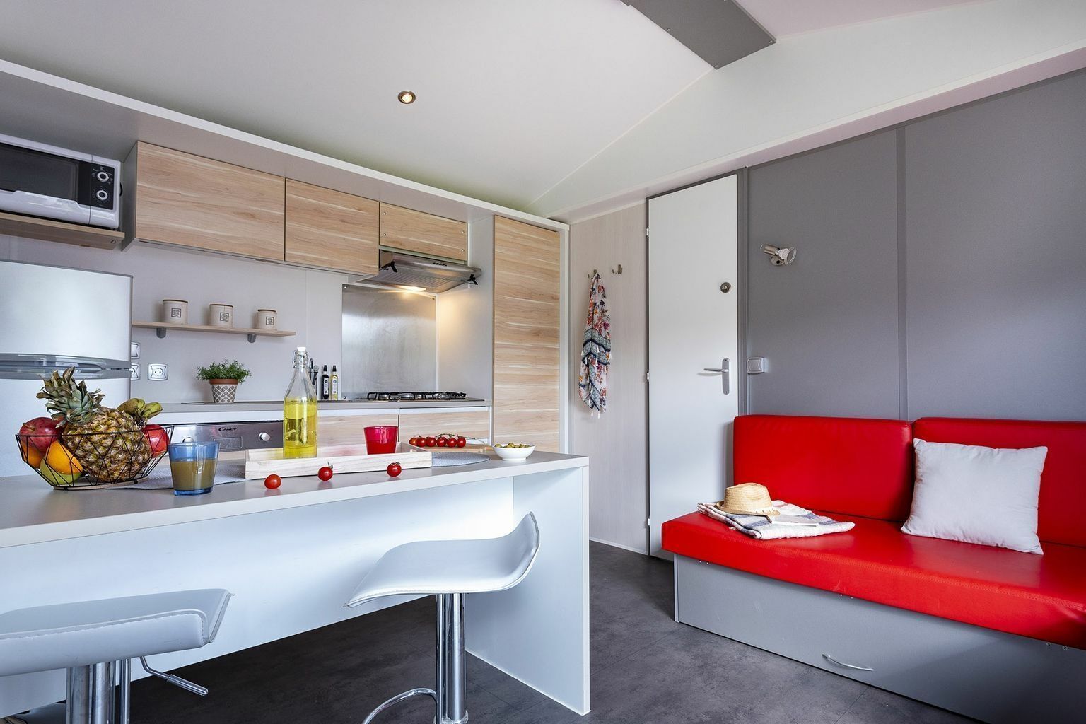 Een koelkast, een microgolfoven, een vaatwasser