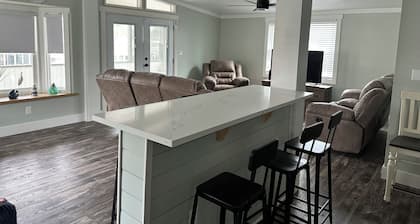 Delightful 5-bedroom house within Oceanside Village in Surfside Beach