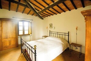 Room - The Caretaker (Lilacs) - A corner of peace in the heart of a centuries-old park (Poggio delle Corti)