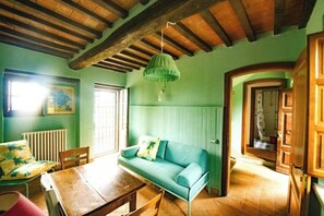 Living area - The Caretaker (Lilacs) - A corner of peace in the heart of a centuries-old park (Poggio delle Corti)