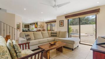 Nhà, quang cảnh vườn | Khu phòng khách