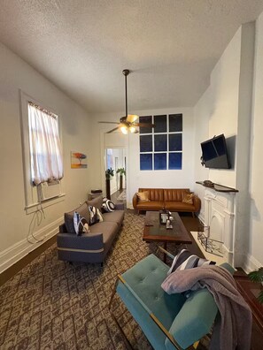 Smart TV, computer monitors - Truly New Orleans Enjoyable 3-bedroom house with AC in welcoming New Orleans (New Orleans)