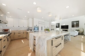 Private kitchen - Beachfront- Centrally Located off PCH on Dry Beach (Malibu)