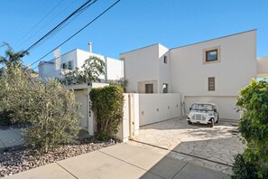 Property grounds - Beachfront- Centrally Located off PCH on Dry Beach (Malibu)