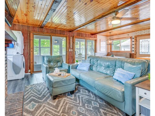 Family-Friendly Cabin Getaway On Castle Rock Lake Space to Relax & Play