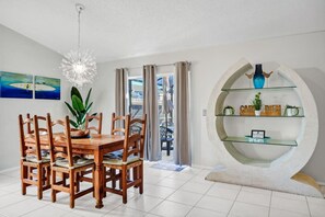 Dining - Waterfront Oasis – 4BR Pool & Spa (Kissimmee)