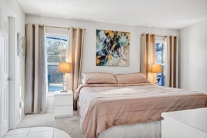 4 bedrooms, WiFi, bed sheets - Waterfront Oasis – 4BR Pool & Spa (Kissimmee)